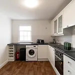 Bright 1 Bed Harbour-side With Balcony *