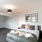 Bright 1 Bed Harbour-side With Balcony شقة *