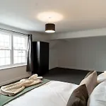 Bright 1 Bed Harbour-side With Balcony وايتهيفين