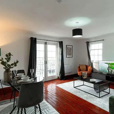 Bright 1 Bed Harbour-side With Balcony *