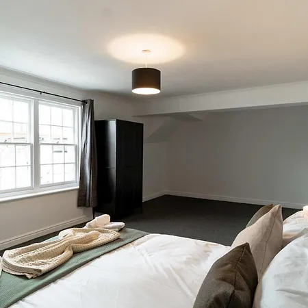 Bright 1 Bed Harbour-side With Balcony