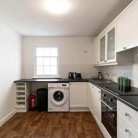 Bright 1 Bed Harbour-side With Balcony *