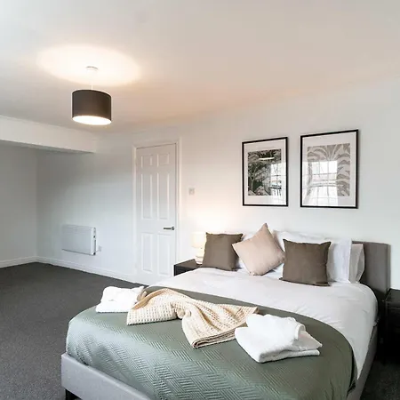 Bright 1 Bed Harbour-side With Balcony Apartment *