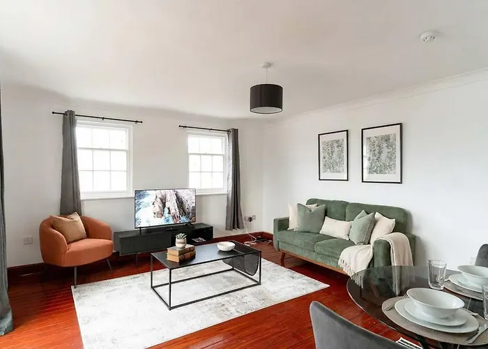 Bright 1 Bed Harbour-side With Balcony *